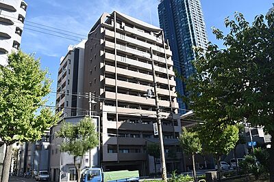 外観:洗練された外観のマンション。周辺には高い建物が並び、都市の利便性を享受できるロケーションです。明るい日差しが注ぐ住環境が魅力です。 外観:洗練された外観のマンション。周辺には高い建物が並び、都市の利便性を享受できるロケーションです。明るい日差しが注ぐ住環境が魅力です。
