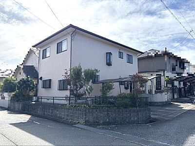 外観:・角地のため開放感があります・陽光降り注ぐ穏やかな住宅地に佇む一戸建て。住まいの顔となる外観は、清潔感のあるシンプルデザインです。 外観:・角地のため開放感があります・陽光降り注ぐ穏やかな住宅地に佇む一戸建て。住まいの顔となる外観は、清潔感のあるシンプルデザインです。