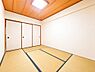 その他：・和室畳交換（2017年4月施工）・天井の木目と畳が調和し、落ち着いた空間を演出。押入れ収納も備え、ゆとりのある暮らしをサポートします。