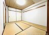 その他：畳の香りに包まれる和室。収納も豊富で、布団での就寝も可能です。多様な使い方ができる空間で、日々の暮らしを豊かにしませんか。
