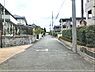 外観：緑豊かな生垣が続く閑静な住宅街。穏やかな住環境で、新たな暮らしを始めてみませんか。前面道路も広く、車の出し入れもスムーズです。