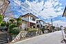 外観：陽光あふれる空の下、閑静な住宅街に佇む一戸建て。日々の暮らしに安らぎを添える住環境です。