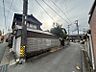 外観：線路が近くを通る、落ち着いた雰囲気の街並み。再建築やリノベーションで、理想の住まいを実現しませんか。