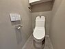 トイレ：グレーを基調とした清潔感のあるトイレです。空間にさりげない上質さをプラスしています。