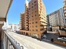 その他：青空が広がる明るい眺望。街並みを見下ろせるバルコニーで、開放感のある暮らしを。
