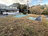 外観：自然豊かな環境に位置する、広々とした土地です。隣接する住宅は、和風の趣が感じられます。日当たりも良好で、新しい住まいづくりにいかがでしょうか。