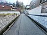 その他：坂道の住宅地に位置し、陽当たりに恵まれた物件です。自然豊かな環境で、落ち着いた暮らしを実現できます。