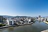 その他：最上階・角部屋ならではの開放感。バルコニーからは天満川を一望できる贅沢な眺望が広がります。