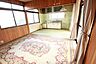 リビング/ダイニング：レトロな雰囲気の広々としたリビングは、大きな窓から光が差し込み、明るい空間です。自分好みにリフォームして、理想の住まいを創造しませんか。
