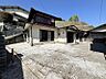外観：高台に位置する一戸建て。広々とした敷地は、多様な用途にご利用いただけます。