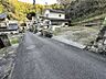 その他：ゆるやかな勾配のある前面道路に面した現地。陽当り良好な土地で、のどかな住環境が魅力です。