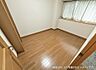 その他：居室は明るいフローリング仕様。どんな家具にも合わせやすいシンプルな空間で、多様なライフスタイルに対応します。