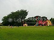 御殿辺公園 徒歩5分。緑豊かな公園が近くにあると、毎日の散歩や子どもとの遊びにも最適。季節の移ろいを感じながら、心も体もリフレッシュできます。 350m