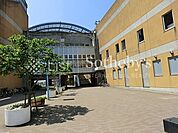茅ヶ崎市立浜之郷小学校 徒歩20分。広々とした校庭や落ち着いた雰囲気の校舎が魅力の小学校。友達と楽しく過ごす日々の中で、学びと心の成長が自然と育まれていきます。 1600m