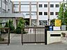 周辺：茅ヶ崎市立柳島小学校 徒歩12分。広々とした校庭や落ち着いた雰囲気の校舎が魅力の小学校。友達と楽しく過ごす日々の中で、学びと心の成長が自然と育まれていきます。 900m
