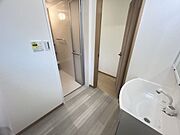 【リフォーム後写真】洗面所は天井・壁クロスを張り替え、床クッションフロアを重ね張りしました。