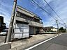 外観：落ち着いた住宅街に位置する住宅。出し入れしやすい駐車スペース◎