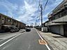 外観：駅にも近い便利な通り沿い。日常生活に必要な施設が充実◎