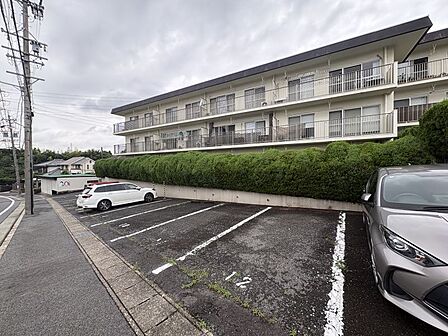 駐車場一台分無料!各戸一台確保されているためお車保有者の方にも安心です◎