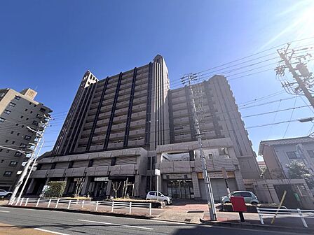 SRC造地上14階建ての7階部分になります。周辺環境が充実した立地となります。