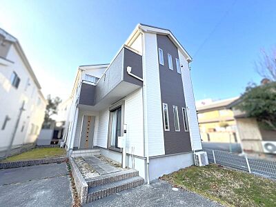 外観：太陽光発電パネルのついたエコな住宅！日々の電気代の負担を軽減することができます！