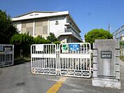南中学校まで約1538ｍ/徒歩約20分　校訓 「真実・和合協力・努力」のもと、知・徳・体の調和がとれた豊かな心をもった生徒の育成に努めています。