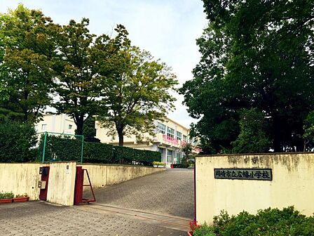 岡崎市立広幡小学校 約854m 徒歩約11分経営方針において「3つの基盤 6つの実践」を掲げており、教師から子供に寄り添う姿勢を目指す。