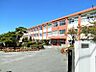 周辺：中央小学校まで　1600m　徒歩約20分　●校訓は「なかよく（力を合わせる子）　つよく（体をつくる子）　こんきよく（よく考える子）」です。地域との交流が深い小学校です。