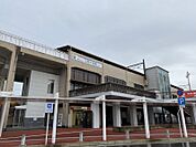 名鉄豊田線「三好ヶ丘」駅　徒歩約20分　1527ｍ　有人駅。ロータリー内に子育てふれあい施設があり、住民票などが取得できる「サンハウス」も併設。役所に行かなくても公的サービスが受けられます。