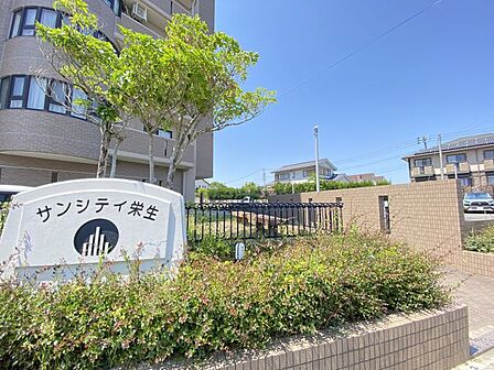 エントランスには草木が植えられており、季節ごとに違った景色を見せてくれます♪