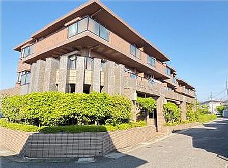 最寄りのバス停まで徒歩約4分でお出かけに便利な立地のマンションです!