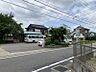 周辺：井上幼稚園まで　1800m　徒歩約23分 ●乳児～5歳　9:00～15:00　早朝保育、延長保育有り。幼保連携型認定こども園　命あふれる園庭をテーマにビオトープなど生き物と触れ合える。