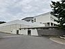 周辺：三好丘中学校まで徒歩約29分　　2309m　●学区は三好丘、黒笹町、福谷町、三好丘旭、三好丘あおば。2006年開校で綺麗な校内、従来の学校施設では見られない機能性とゆとりを兼ね備えた施設
