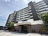 外観：9階建てマンション登場です！エントランスはシックなタイル張りで落ち着いた印象です。