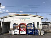 名鉄三河線「吉浜」駅まで　400m　徒歩約5分●ホームは1面1線の単線駅です。吉浜人形本店が近く、趣ある人形小路という看板が迎えてくれます。普通のみ停車の無人駅。