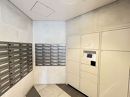 マンション内に宅配ボックスあり!留守中でも荷物を受け取ることができ便利です♪