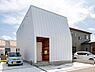 室内：【プラン例】正面の外壁は、最も白い色のガルバリウムに。絶妙な折り曲げは、キャリアと技術力のある板金事業者に依頼。住宅街でひときわ目立つ存在のお家です。
