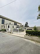 現地より新庄小学校まで500ｍ