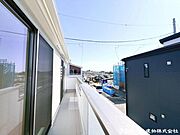 南向きのバルコニーは、とても陽当りが良く風通しも良好、洗濯物がよく乾きます。