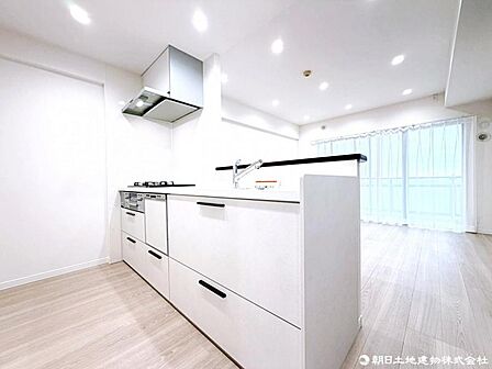 吊戸棚の無いキッチン回りは明るく開放感があり、無駄な動きを省きスムーズに作業が進み家事効率が上昇。