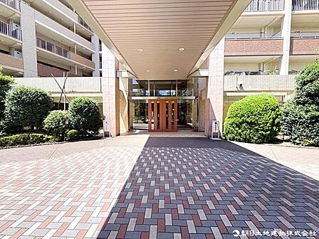 植栽までしっかりと整えられ、管理体制の良好さがうかがえるエントランスアプローチです。