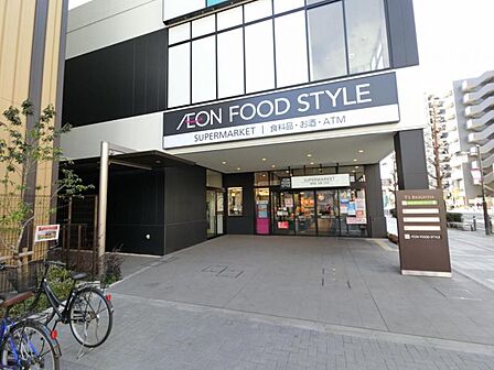 JR相模原駅から徒歩約5分のスーパー。食料品や日用品など品揃えが充実し、営業時間は8:00〜23:00、駐車場129台で、日常の買い物に便利です。