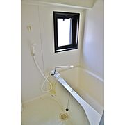 窓がある明るい浴室