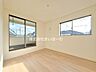 室内：【洋室】窓から光の差し込むお部屋は、主寝室にいかがでしょう？自然な明るさで目覚める寝起きはとても心地の良い朝を体感できます♪マンションでは味わえない、採光面の多さです♪※同仕様