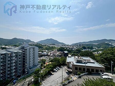バルコニーからは山並みが望めます♪