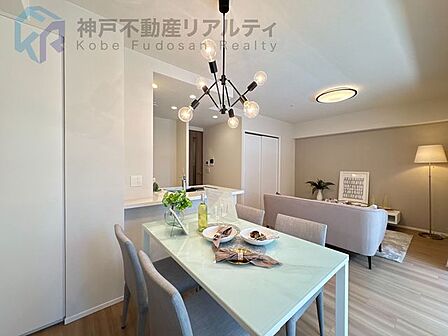 南東向き角部屋につき陽当たり通風良好♪※家具、小物はディスプレイです