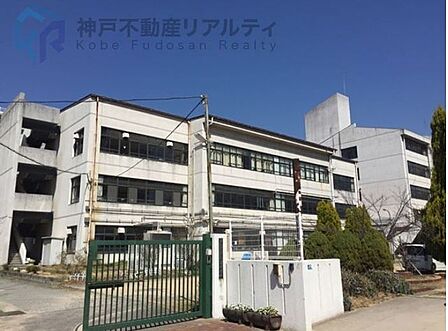 神戸市立義務教育学校港島学園 徒歩5分。 400m