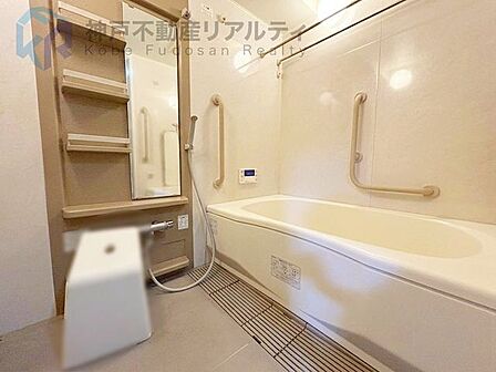 鏡つきバス♪お掃除もラクラク♪※家具けし加工を施しております。