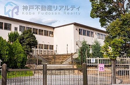 神戸市立こうべ小学校 徒歩9分。 720m