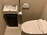 トイレ：落ち着いたデザインのトイレには、独立した手洗いボウルと下部収納、壁付けの操作パネルやスタイリッシュなペーパーホルダーなど、使い勝手の良い設備が揃っております。